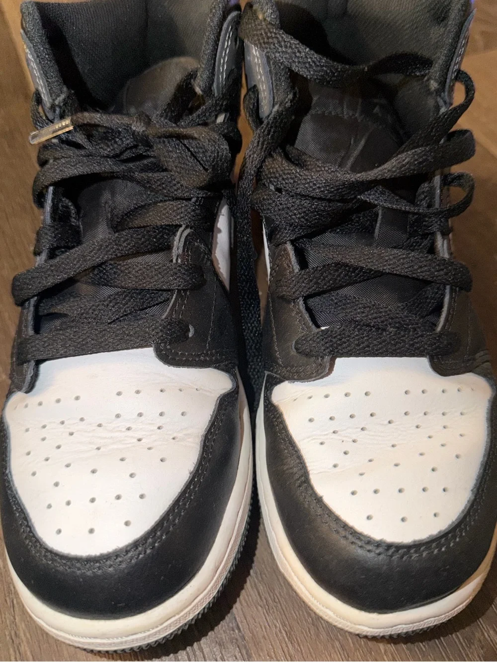 Jordan 1 Big Kids size 6 is equivalent to women’s 7 1/2 Black, White & Gray